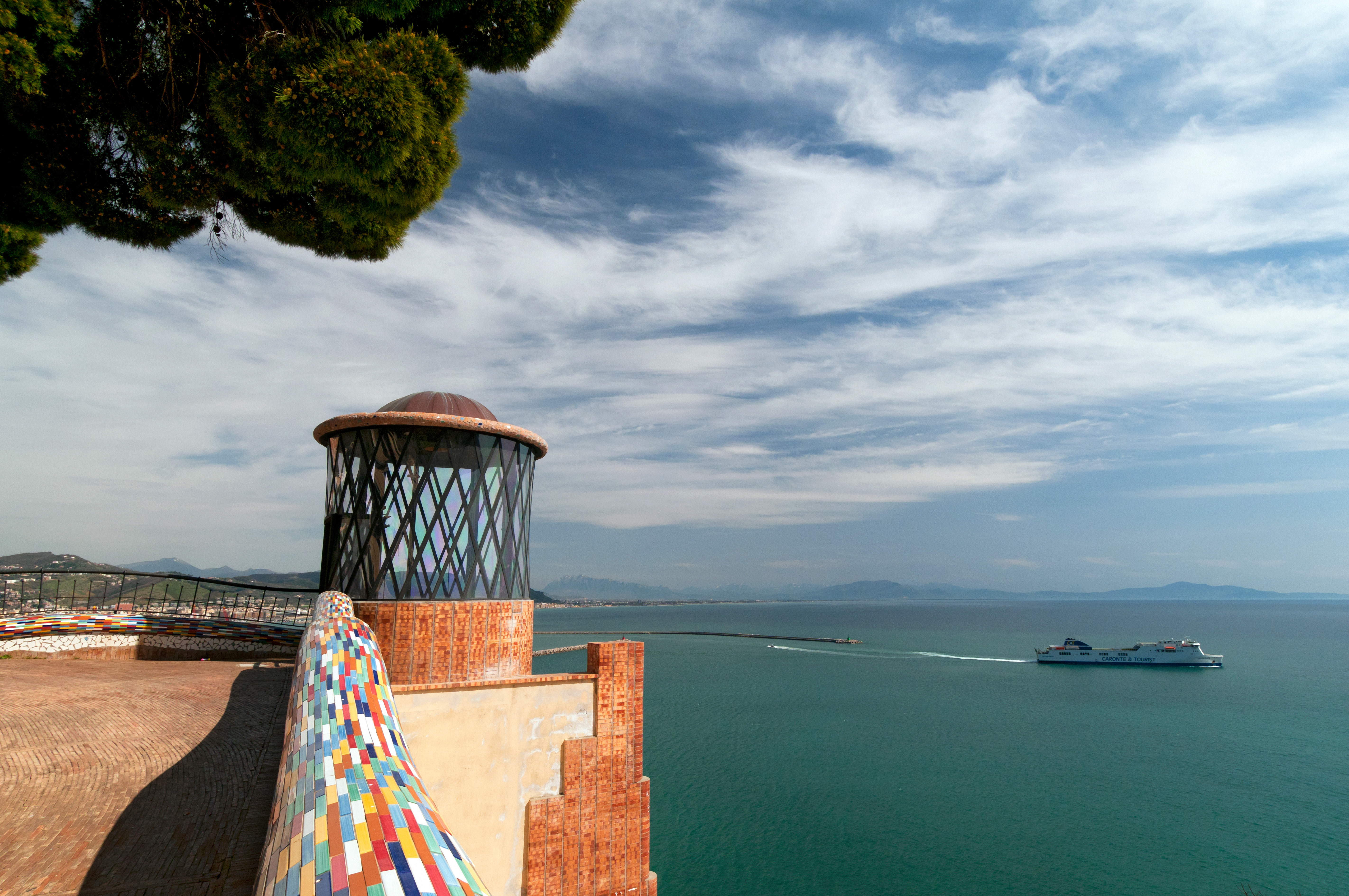 Udsigt over den smykke kyst ved Vietri Sul Mare