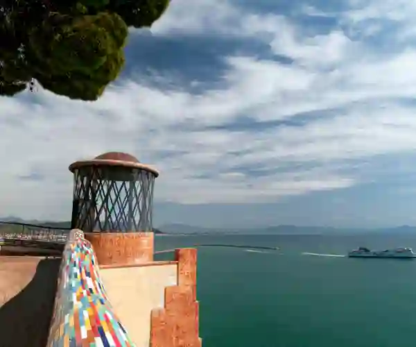 Udsigt over den smykke kyst ved Vietri Sul Mare