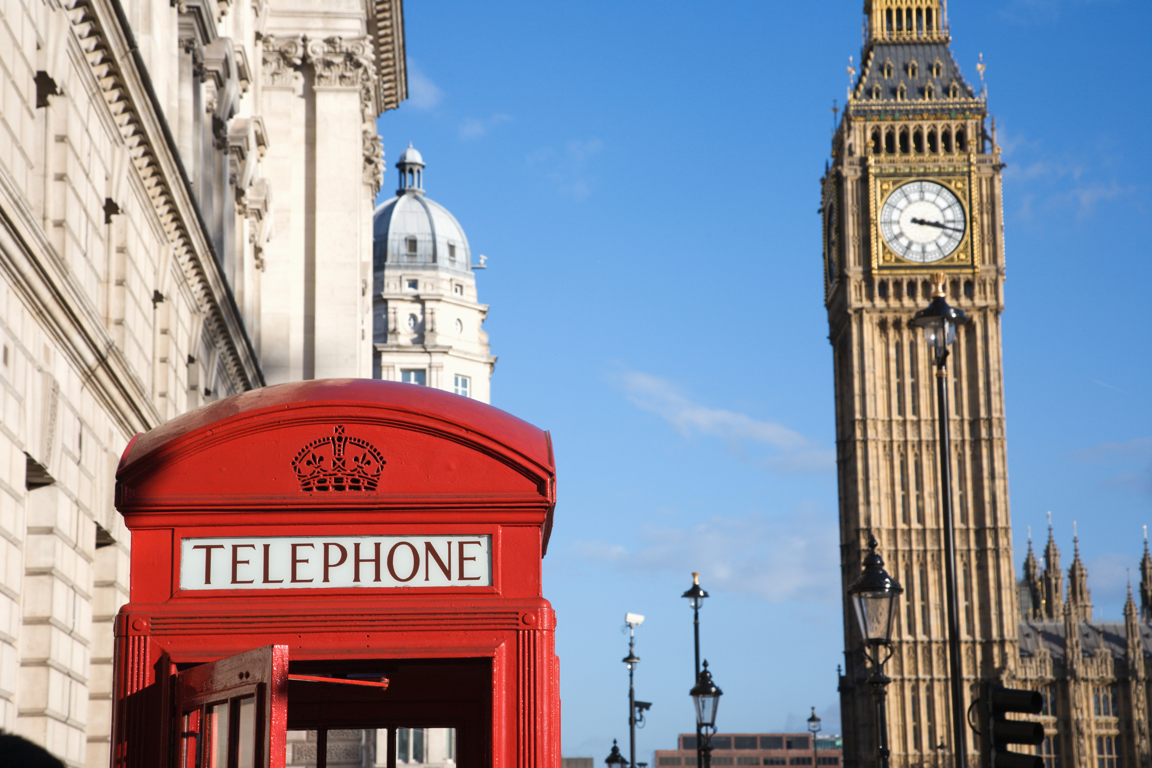 Telefonkiosk och Big Ben i bakgrunden
