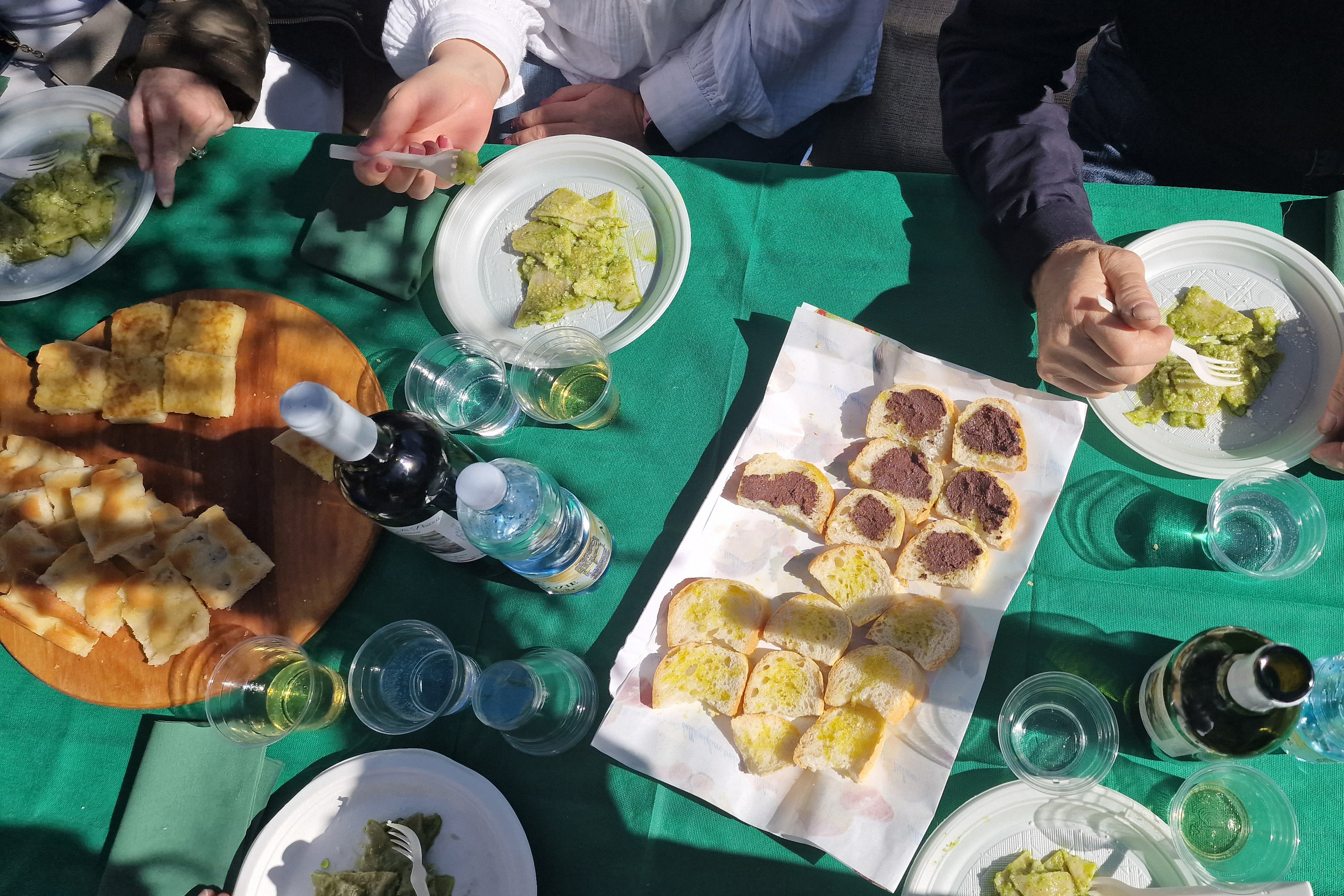 Lunsj i olivenlunden