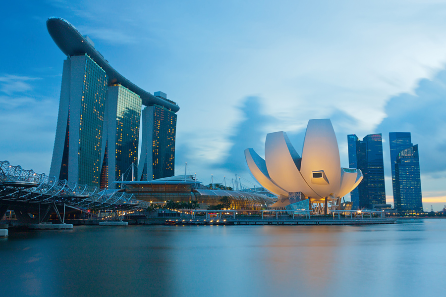 Den ikoniska byggnaden Marina Bay Sands reser sig över stadens moderna skyline.