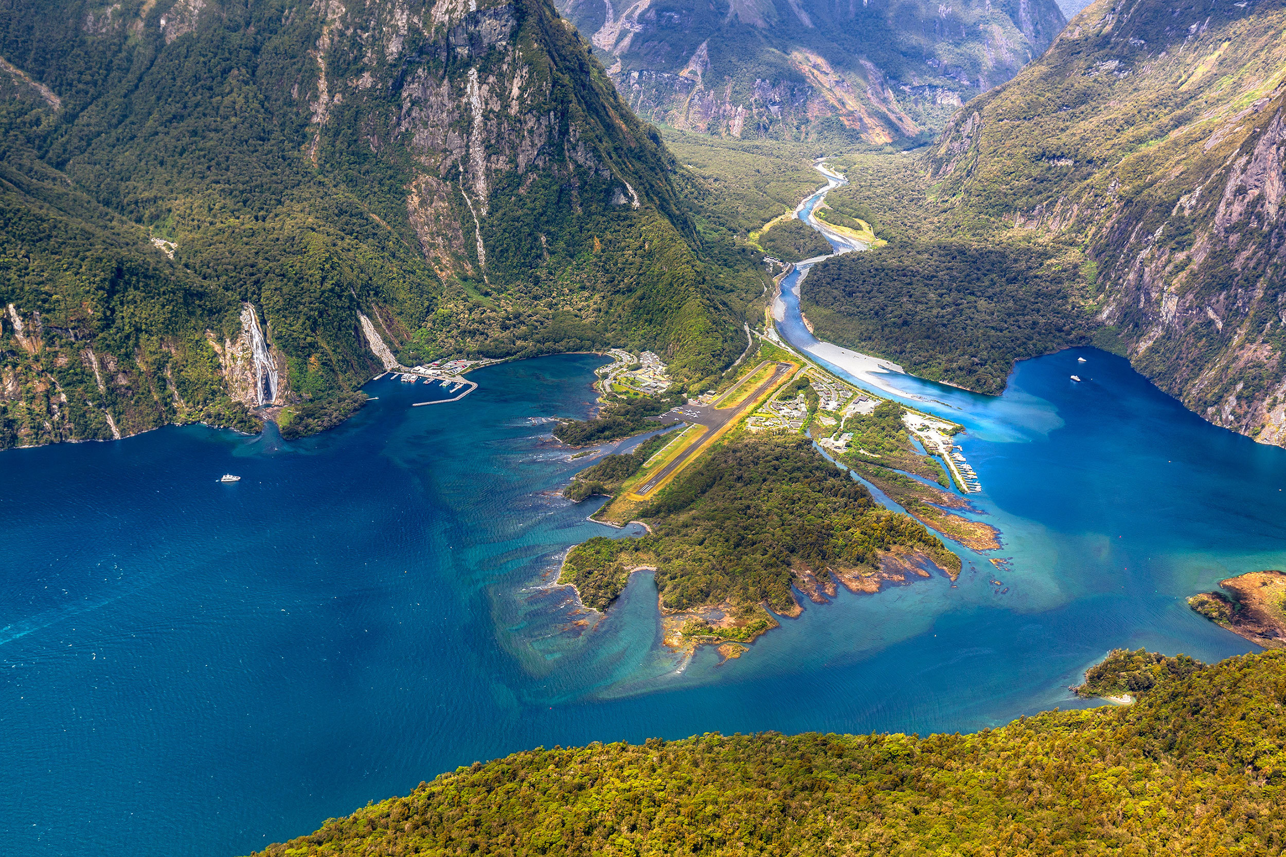 Luftfoto over Milford Sound