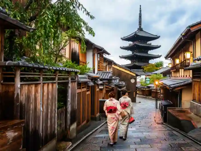 Piger i kimonoer i Kyoto