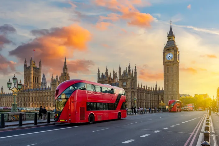 Röd dubbeldäckare på bron vid Big Ben och Westminster Palace