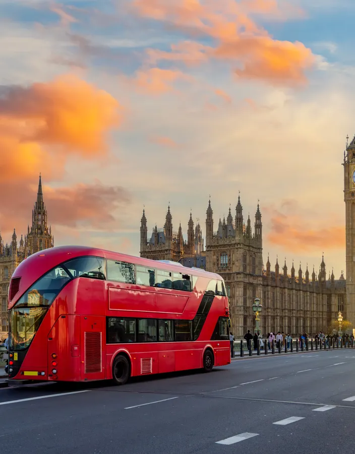 Röd dubbeldäckare på bron vid Big Ben och Westminster Palace