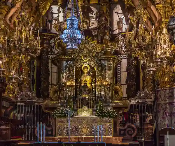 Statue af St. James, opført inde i katedralen