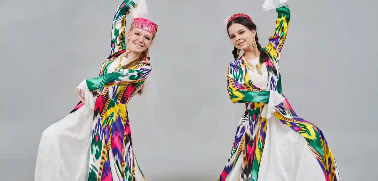 Dansere i tradisjonelle drakter, Usbekistan