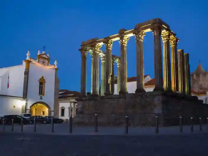 Evoras Romerske Tempel i aftenlys