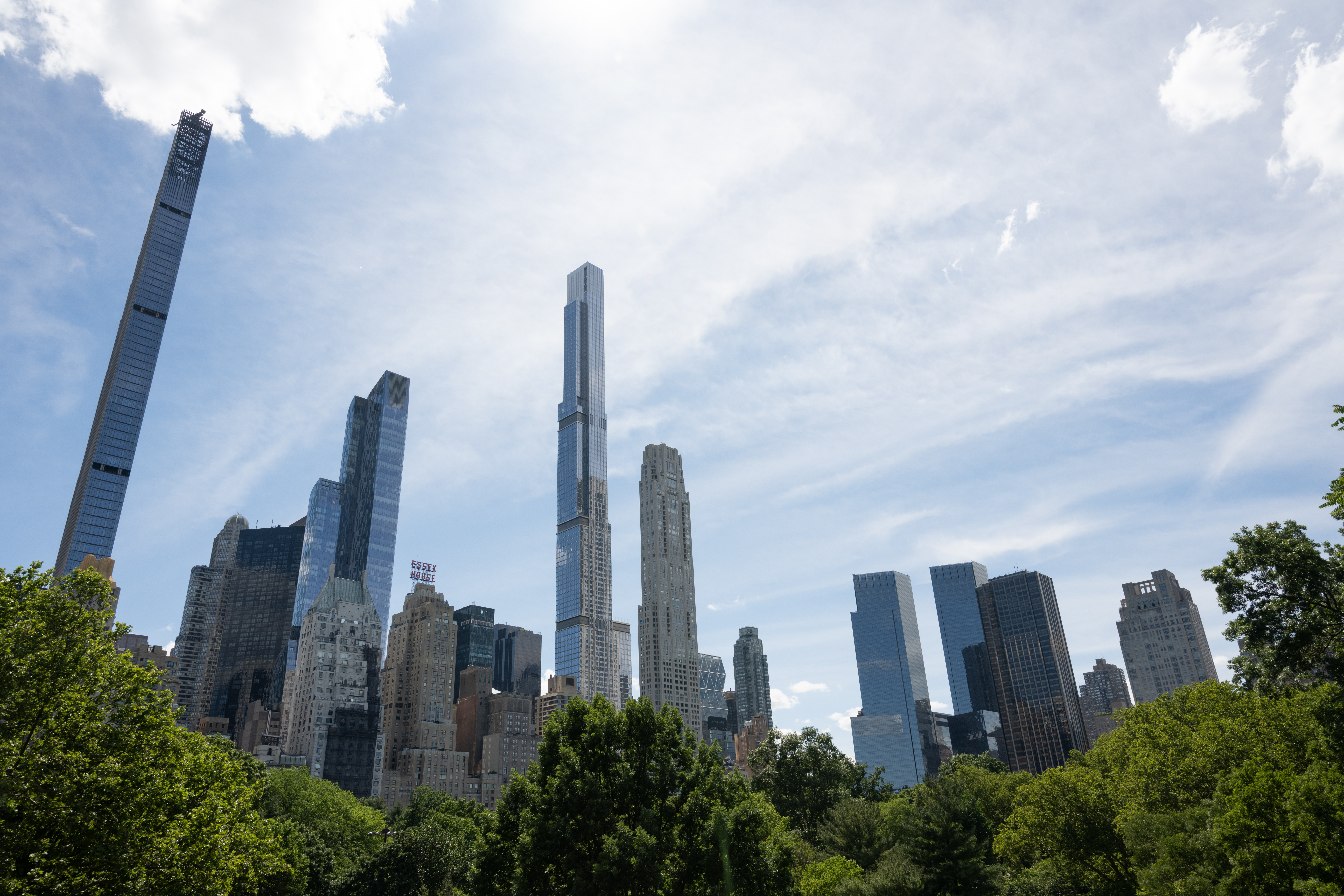 220 Central Park South (midt i billede)