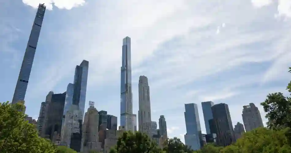 220 Central Park South (midt i billede)