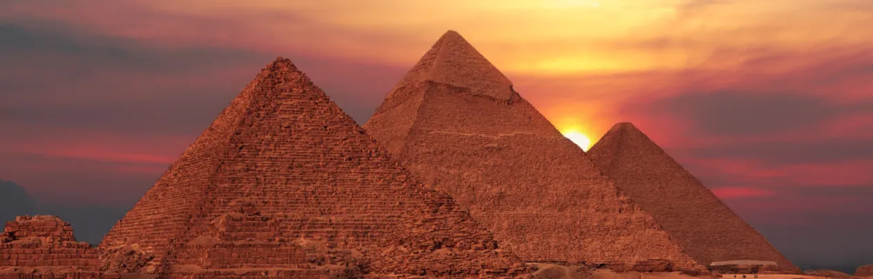 De tre stora pyramiderna i Giza i solnedgång
