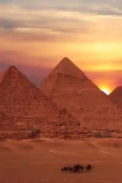 De tre stora pyramiderna i Giza i solnedgång