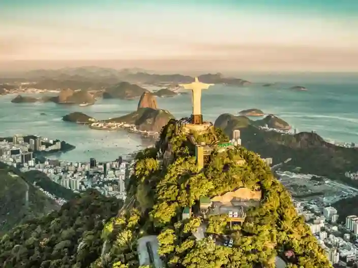 Jesus-statyn blickar ut över Rio de Janeiro