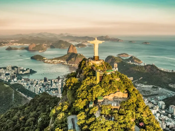 Jesus-statyn blickar ut över Rio de Janeiro