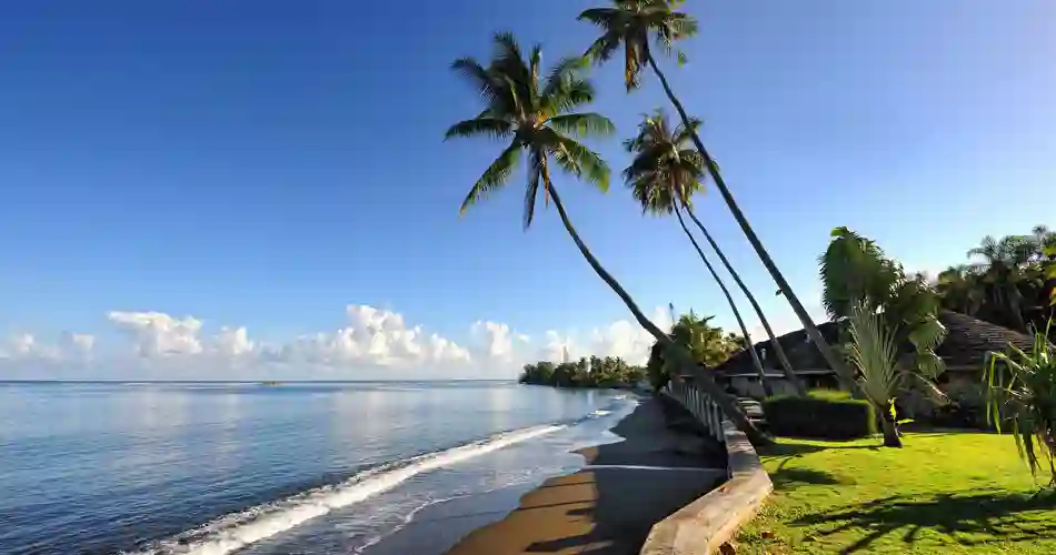 Strand med svart lavasand Papeete
